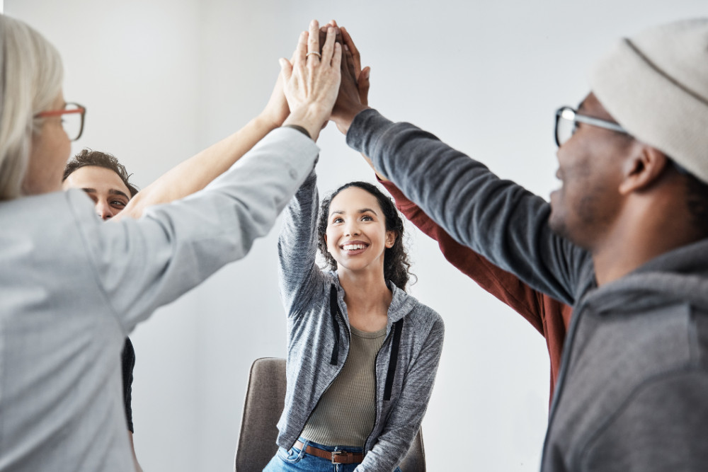 Support group celebrating progress during Drug Detox in Huntington Beach, reflecting teamwork, motivation, and shared recovery goals.