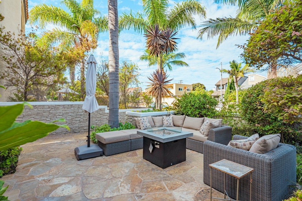 Peaceful outdoor lounge area at a luxury Drug Detox in Huntington Beach, designed for relaxation, reflection, and recovery in a calming environment.